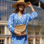 Блакитна сукня міді з ромашками